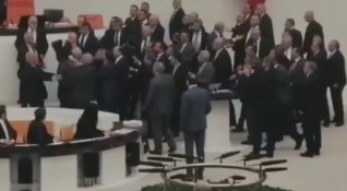 Турски опозиционен депутат е хоспитализиран след сбиване в парламента до