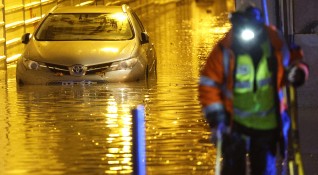 Проливни дъждове отнеха живота на най малко един човек в Лисабон