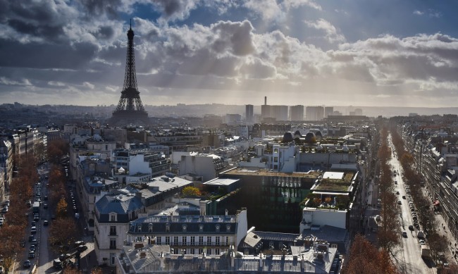 Центърът на Париж потъна в мрак, остана без ток 