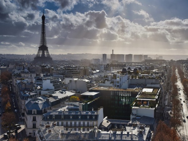 Центърът на Париж се озова в мрак, след като електрозахранването