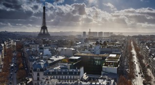 Центърът на Париж се озова в мрак след като електрозахранването