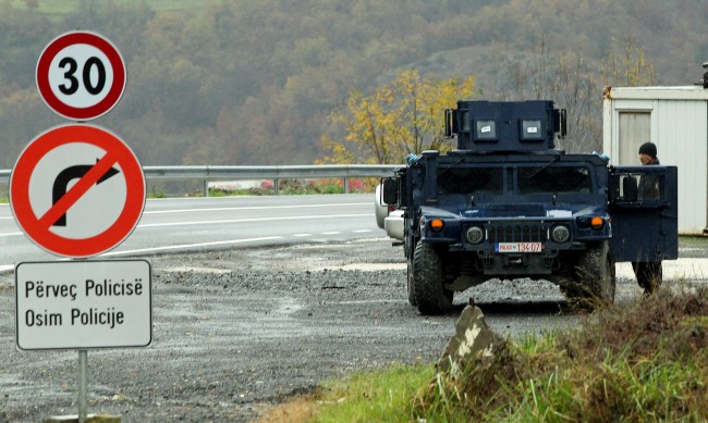 Полицай ранен в Косовска Митровица при нападение на патрул