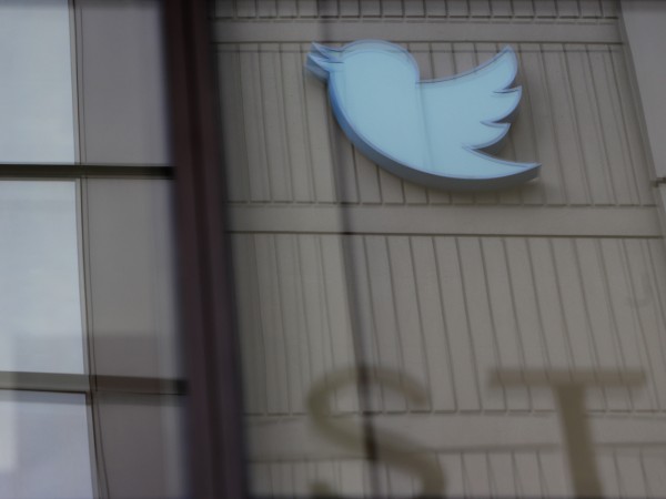 Платформата Туитър е спирала правата на определени потребители, въпреки че