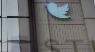 Платформата Туитър е спирала правата на определени потребители, въпреки че