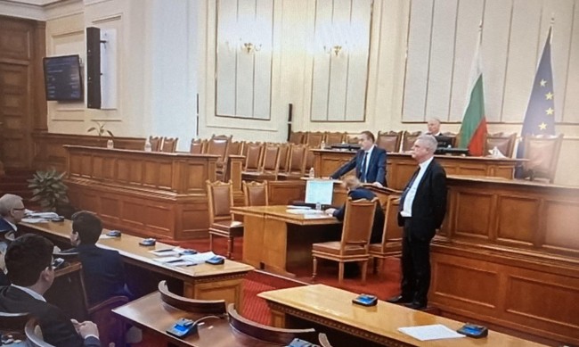 Бойкот: Депутатите от БСП излъчваха на живо закритото заседание на НС