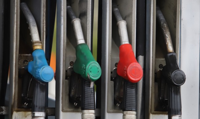Спад на цената на бензина в Гърция, скок на резервациите