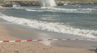 Румънски военни водолази обезвредиха морска мина плаваща в близост до