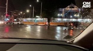 Кола се е ударила в трамвай на кръстовището при Румънското