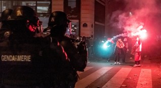  Сблъсъци избухнаха между футболни запалянковци и полицаи на парижкия булевард