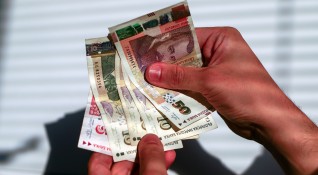 За цял 8 часов работен ден българите получават пари които стигат