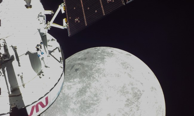 Орион стигна до Луната и се върна обратно на земята