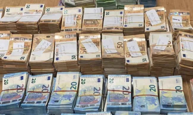 Митничари откриха 71 хил. евро в микробус 