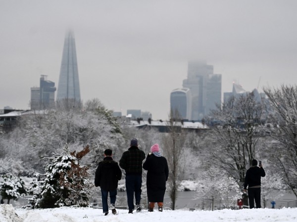 Обилен сняг и студ затрудняват полетите във Великобритания, съобщи Гардиън.