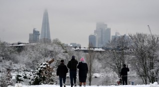 Обилен сняг и студ затрудняват полетите във Великобритания съобщи Гардиън