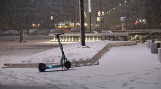 Обилен снеговалеж започна тази вечер в София Всичко побеля за