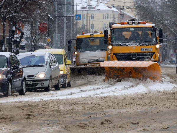 Над 60 снегорина разчистваха улиците на София през цялата нощ