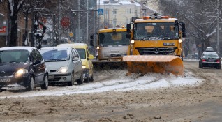 Над 60 снегорина разчистваха улиците на София през цялата нощ