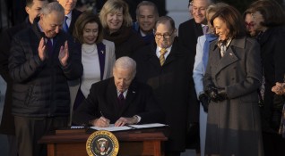 Президентът на САЩ Джо Байдън подписа закон признаващ еднополовите бракове