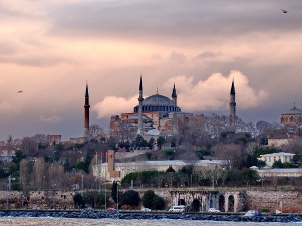 Туристите в Турция ще бъдат облагани с 2% данък върху