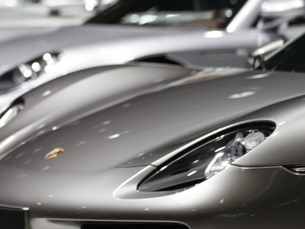Въпреки съществуващите санкции руските богаташи продължават да внасят луксозни автомобили