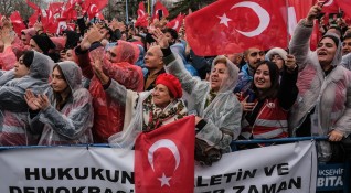 Голяма демонстрация се проведе на централния площад на Истанбул съобщи