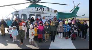 Снимка БГНЕСДядо Коледа и Снежанка пристигнаха в авиобазата на ГД