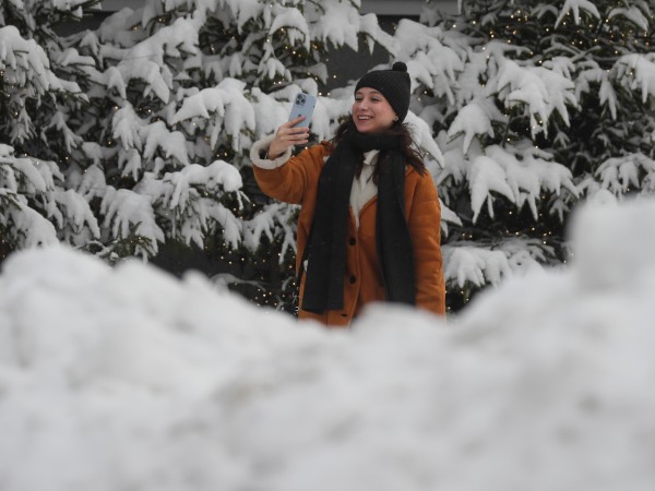 Обилен снеговалеж в Москва и околностите на руската столица предизвика