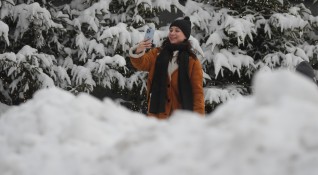 Обилен снеговалеж в Москва и околностите на руската столица предизвика