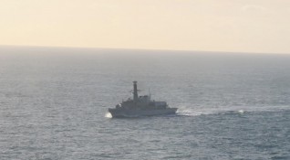 Кораби и хеликоптери издирват десетки моряци след като тайландски военен