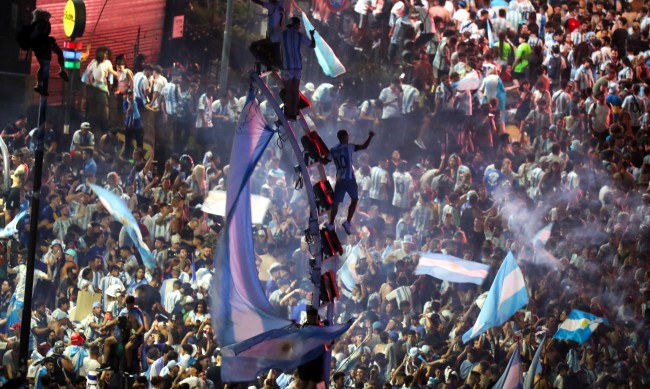 След футболната драма: Възторг в Аржентина, бунтове във Франция 