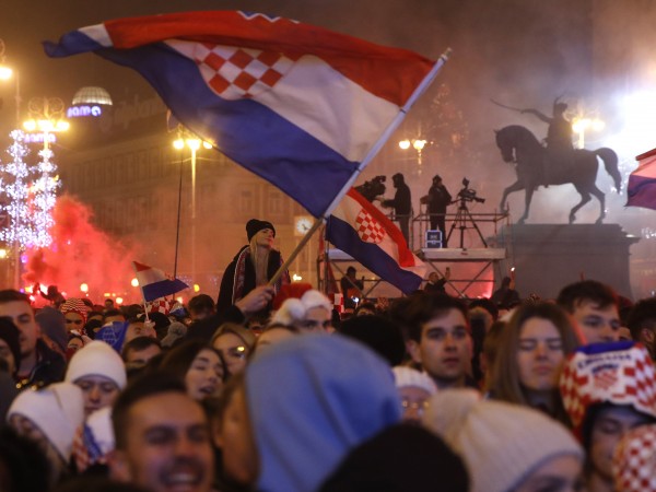 Десетки хиляди фенове посрещнаха хърватския национален отбор по футбол на