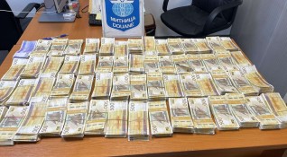 Митничари задържаха недекларирана валута за над 1 070 000 лева