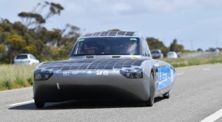 Нов модел соларен автомобил успя да измине хиляда километра с
