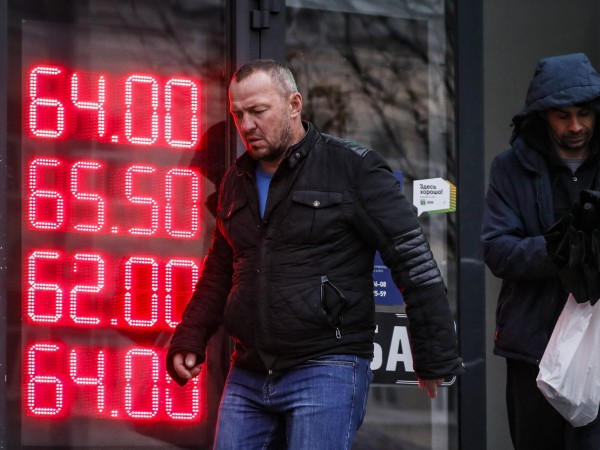 Руската рубла падна до най-ниското си равнище спрямо долара през