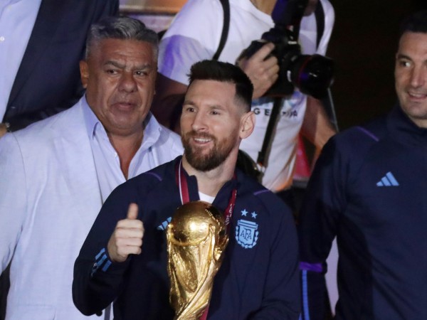 Снимка: С купа в ръка: Световните шампиони кацнаха в Аржентина