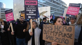 Медицинските сестри във Великобритания стачкуват за втори път този месец