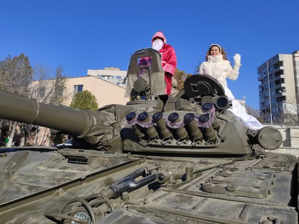 Дядо Коледа и Снежанка пристигнаха в Сливен с... истински танк