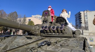 Дядо Коледа и Снежанка пристигнаха в Сливен с истински танк