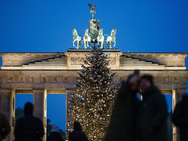 Екоактивисти в Берлин отрязоха върха на коледната елха, издигната пред