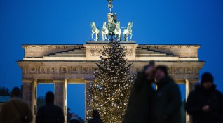 Екоактивисти в Берлин отрязоха върха на коледната елха издигната пред