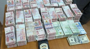 Митнически служители от ТД Митница Русе откриха недекларирана валута с