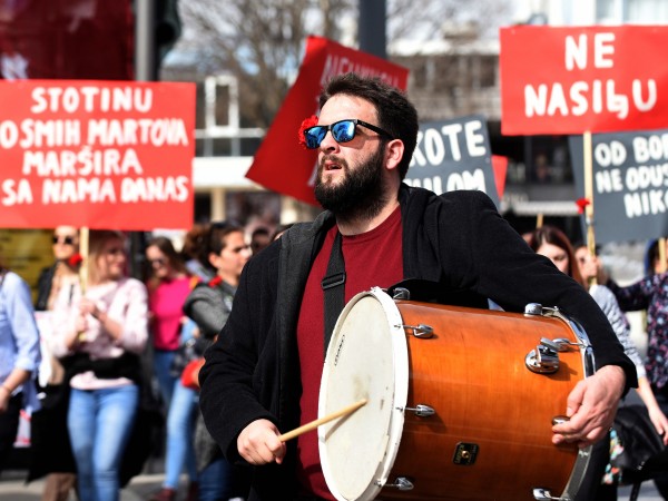Хиляди граждани излязоха на протест в Черна гора, съобщи Данас.