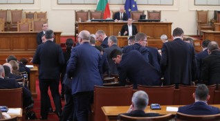След над два часа спорове депутатите приеха закона за компенсация