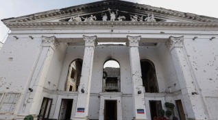 В Мариупол събарят сградата на драматичния театър която беше разрушена