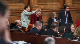 Служебният министър на финансите Росица Велкова съобщи пред депутатите че