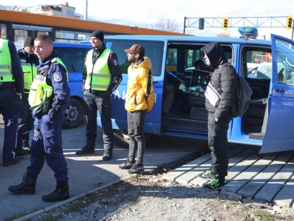Полицията задържа поредна група нелегални мигранти в центъра на Карлово,