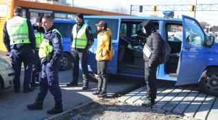 Полицията задържа поредна група нелегални мигранти в центъра на Карлово