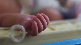 Случаят с разменените бебета в България е повече от неприятен