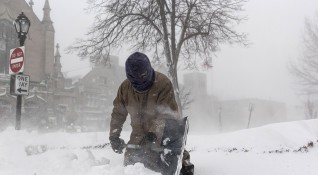Мощна зимна буря снощи прекъсна електрозахранването на стотици хиляди домове