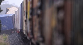 Товарен влак превозващ амоняк е дерайлирал в Източна Сърбия съобщават